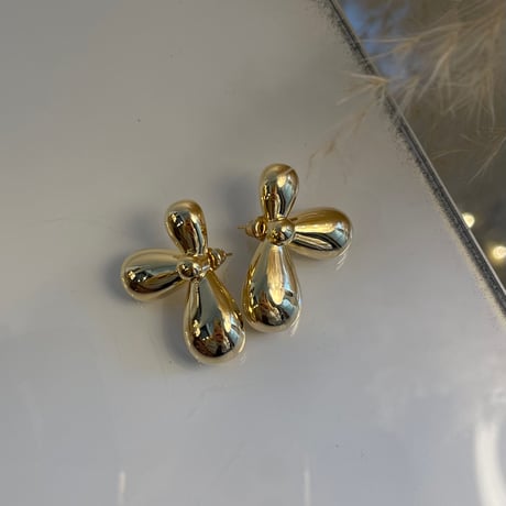 2405PR0712 / Plump flower motif pierce （Gold）