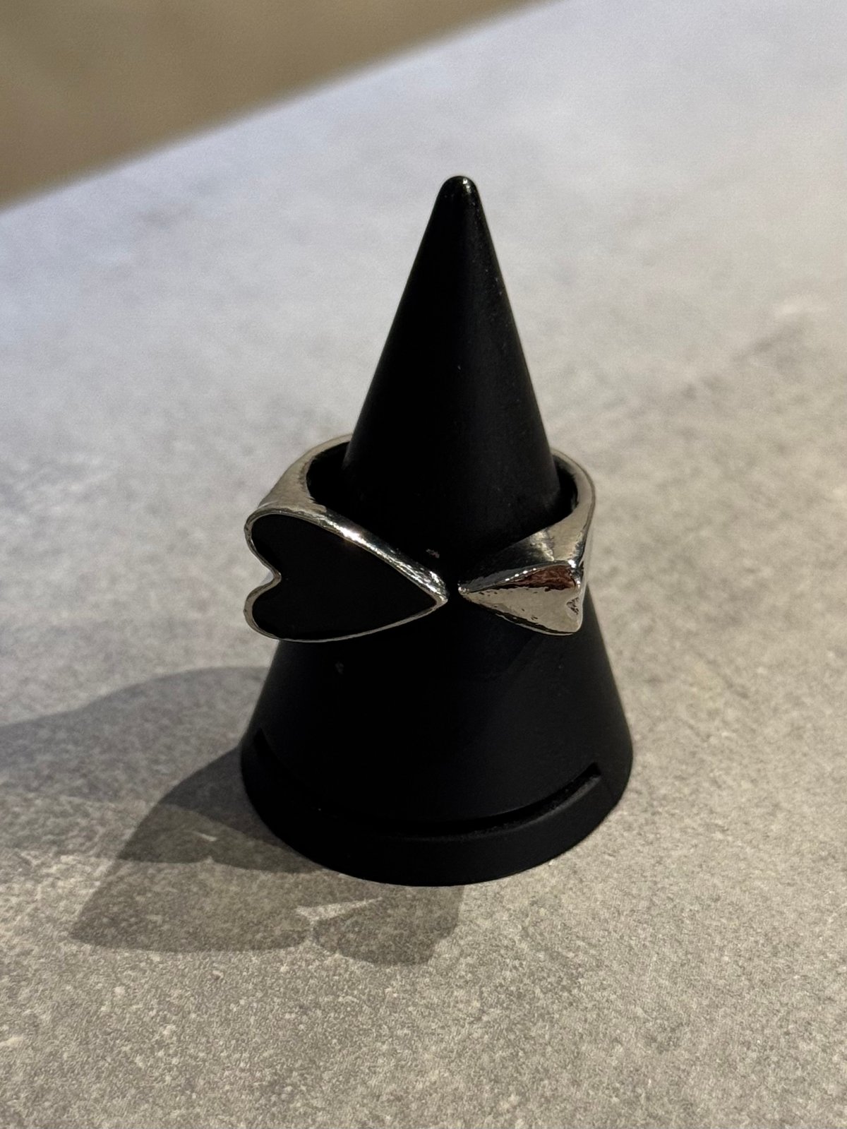 2508RG0673 / Black Heart ring（Silver） | Calino