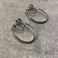 2302_ER0140／Oval Motif Hoop Clip Earings（Silver）