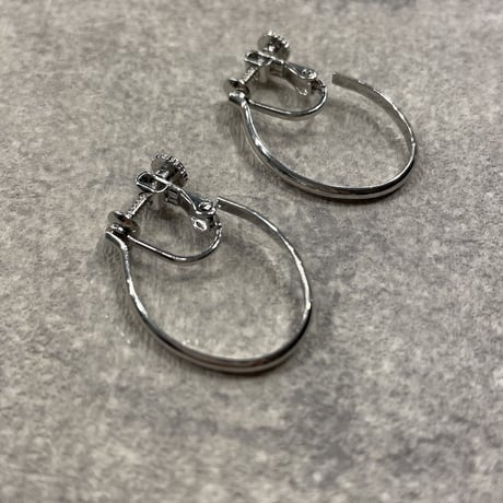 2302_ER0140／Oval Motif Hoop Clip Earings（Silver）