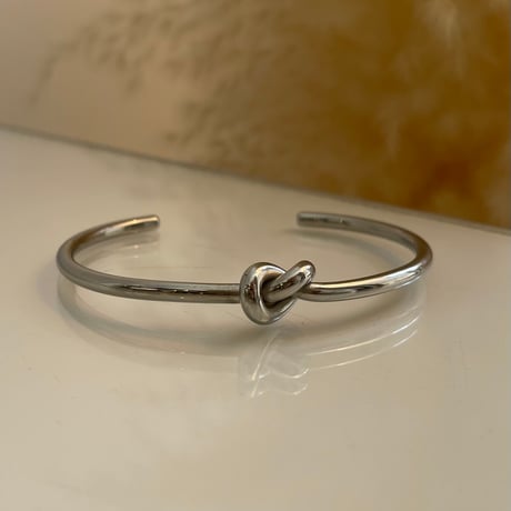 2408BR0055／Metal Knot Twisted Bangle（Silver）