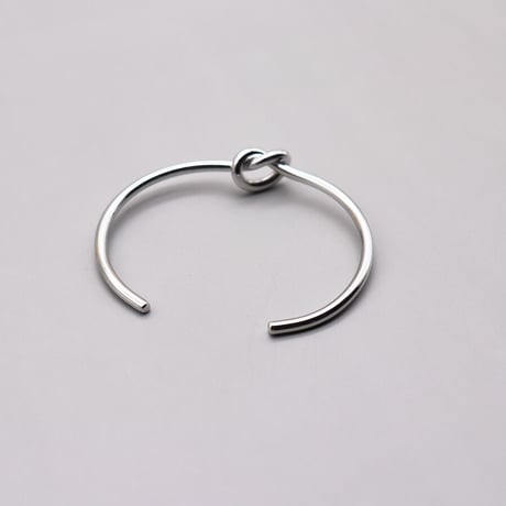 2408BR0055／Metal Knot Twisted Bangle（Silver）