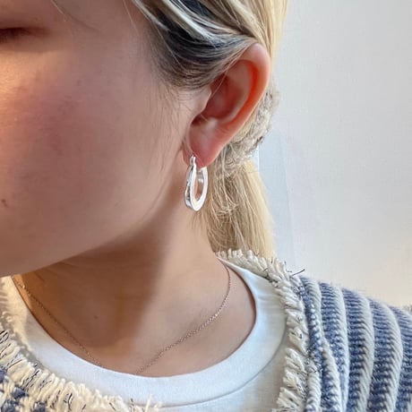 2505PR0783 / Flat line design hoop pierce（Silver）