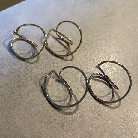2505EC022 / Metal Distortion Clip Earcuff（Gold）