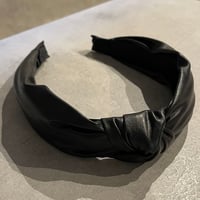 2504HA0063 / Fake leather knot design headband（Black)