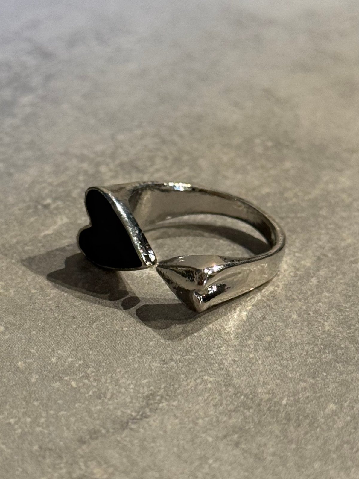 2508RG0673 / Black Heart ring（Silver） | Calino