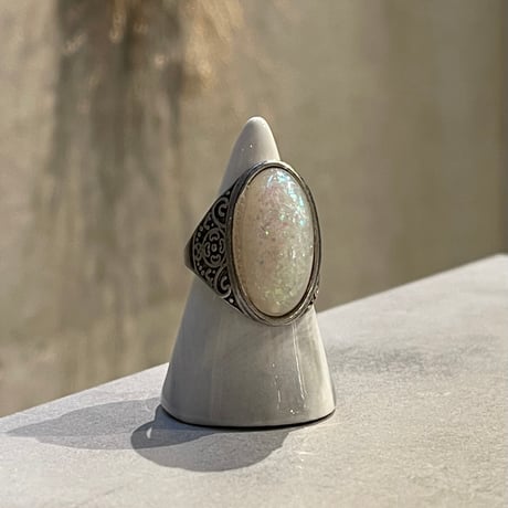 2403RG0426 / Antique white shell stone ring（Silver）