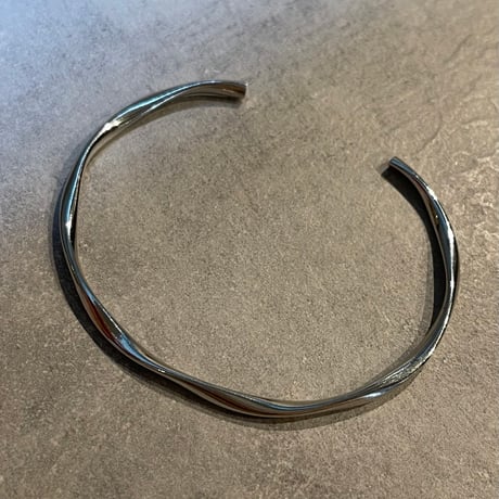 2507BR0091 / Simple twist bangle（Silver）