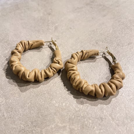 Leather gather hoop pierce（Beige）/ 2210_PR0516