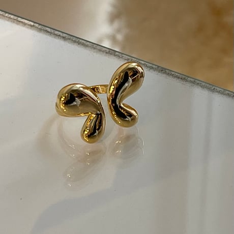 2401RG0381 / Plump butterfly motif ring（Gold）