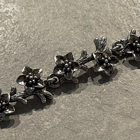 2505BR0082 / Flower motif Antique bracelet （Silver）