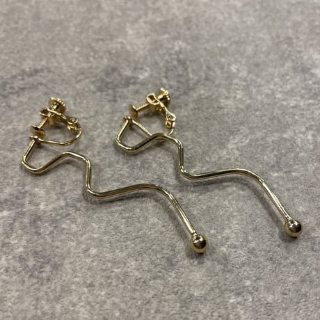 2302_ER0142／Long Wave Design Clip Earings（Gold）