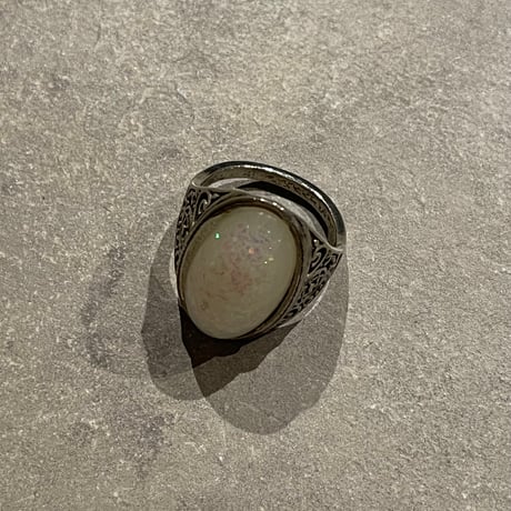 2403RG0426 / Antique white shell stone ring（Silver）