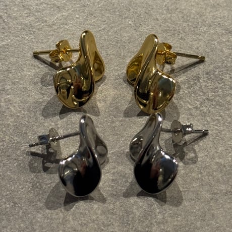 2602PR0838 / Metallic wave design pierce（Gold）