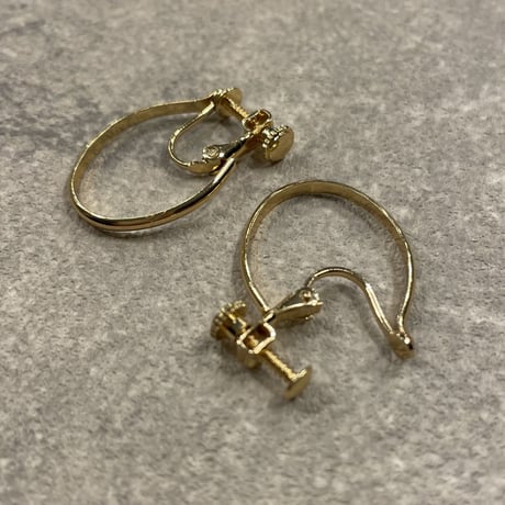 2302_ER0140／Oval Motif Hoop Clip Earings（Gold）
