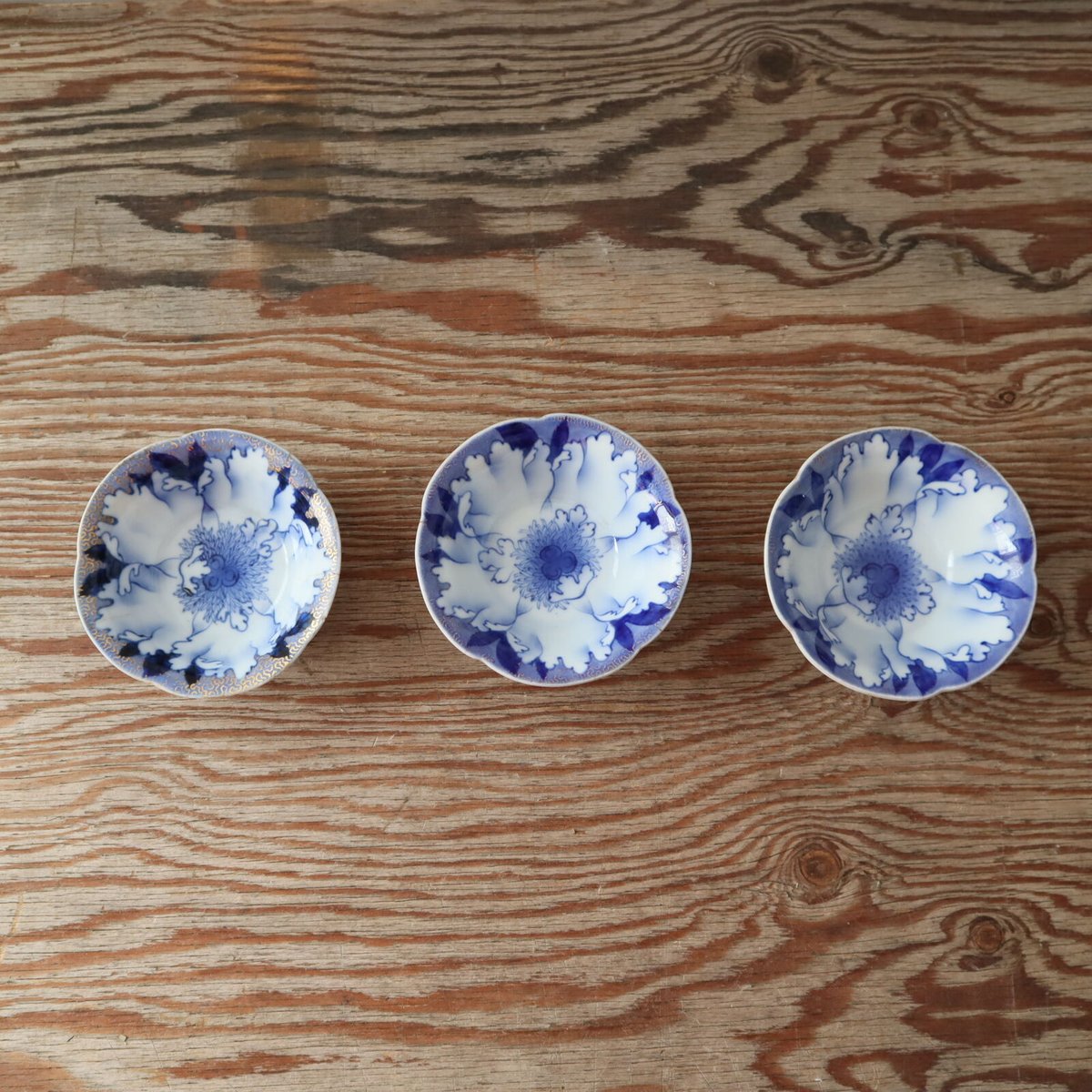 A002【小鉢】 深川製磁 牡丹金ミル 金彩印判染付け 花輪 小鉢3点 A002【小鉢】 深川製磁 牡丹金ミル 金彩印判染付け 花輪 小鉢3点