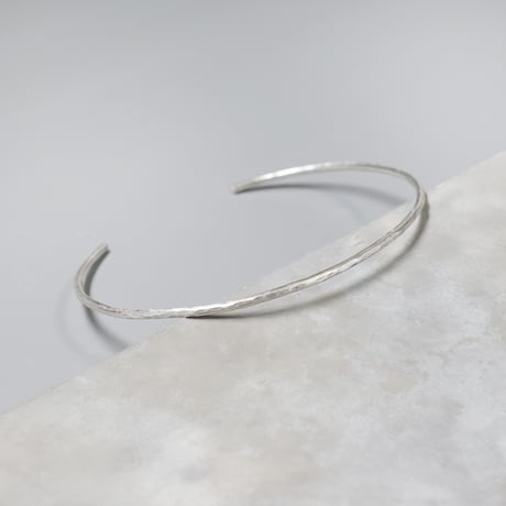 シルバーラウンドプレーンバングル 1.5mm幅 つや消し槌目｜FA-1095