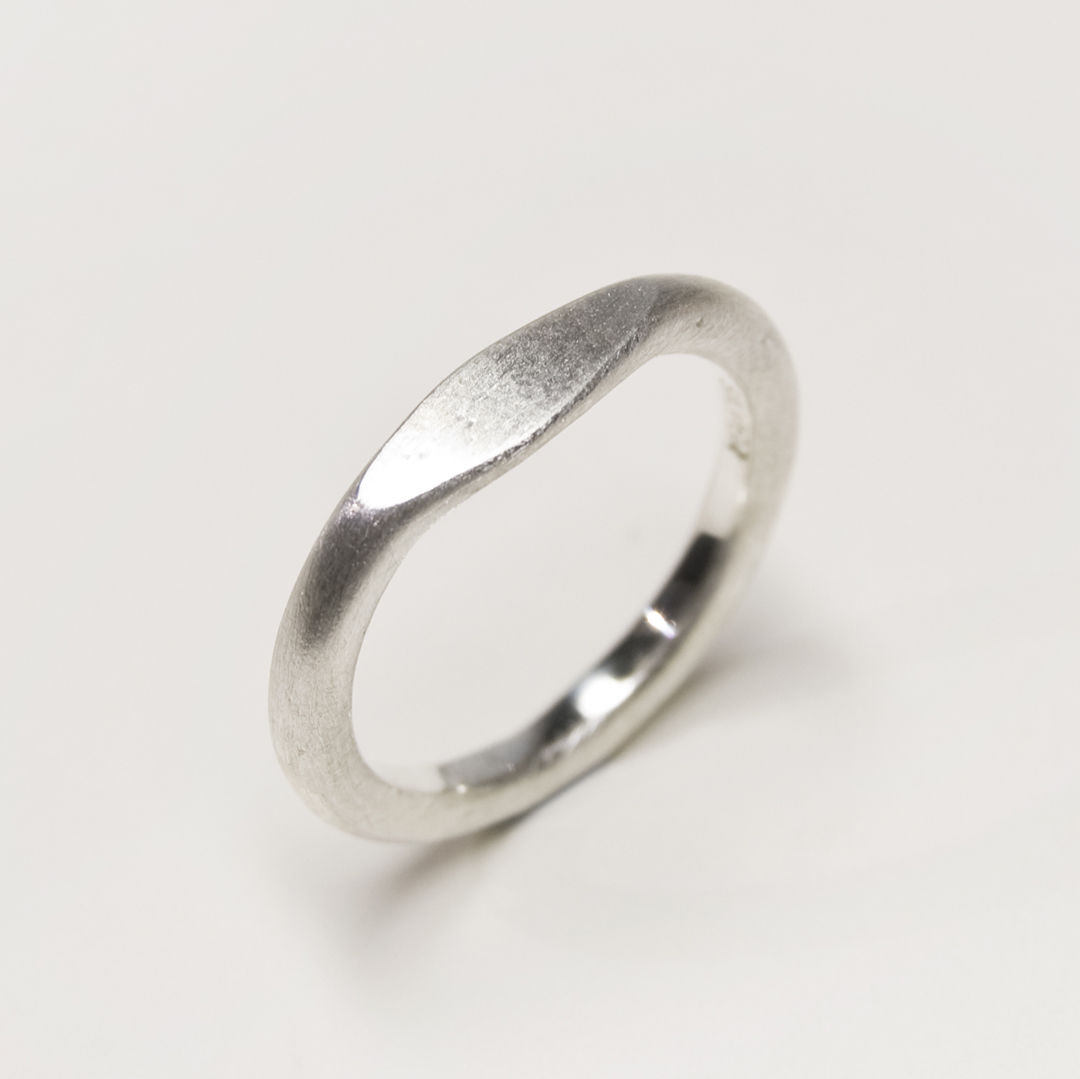 シルバーワンポイント槌目ラウンドプレーンリング 2.5mm幅 つや消し 3