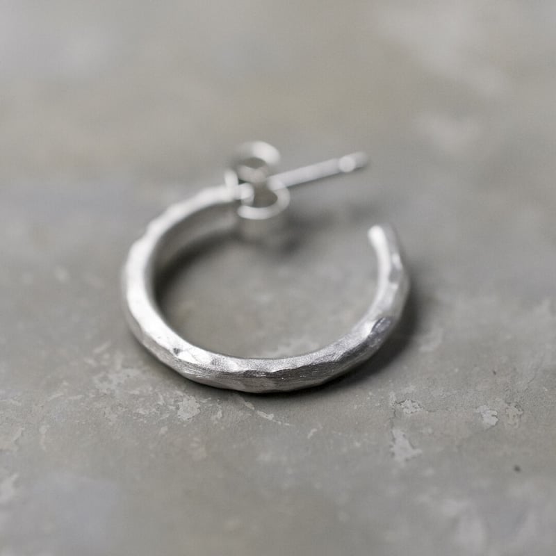 シルバーラウンドプレーンフープピアス 2.0mm幅 つや消し槌目｜WKH