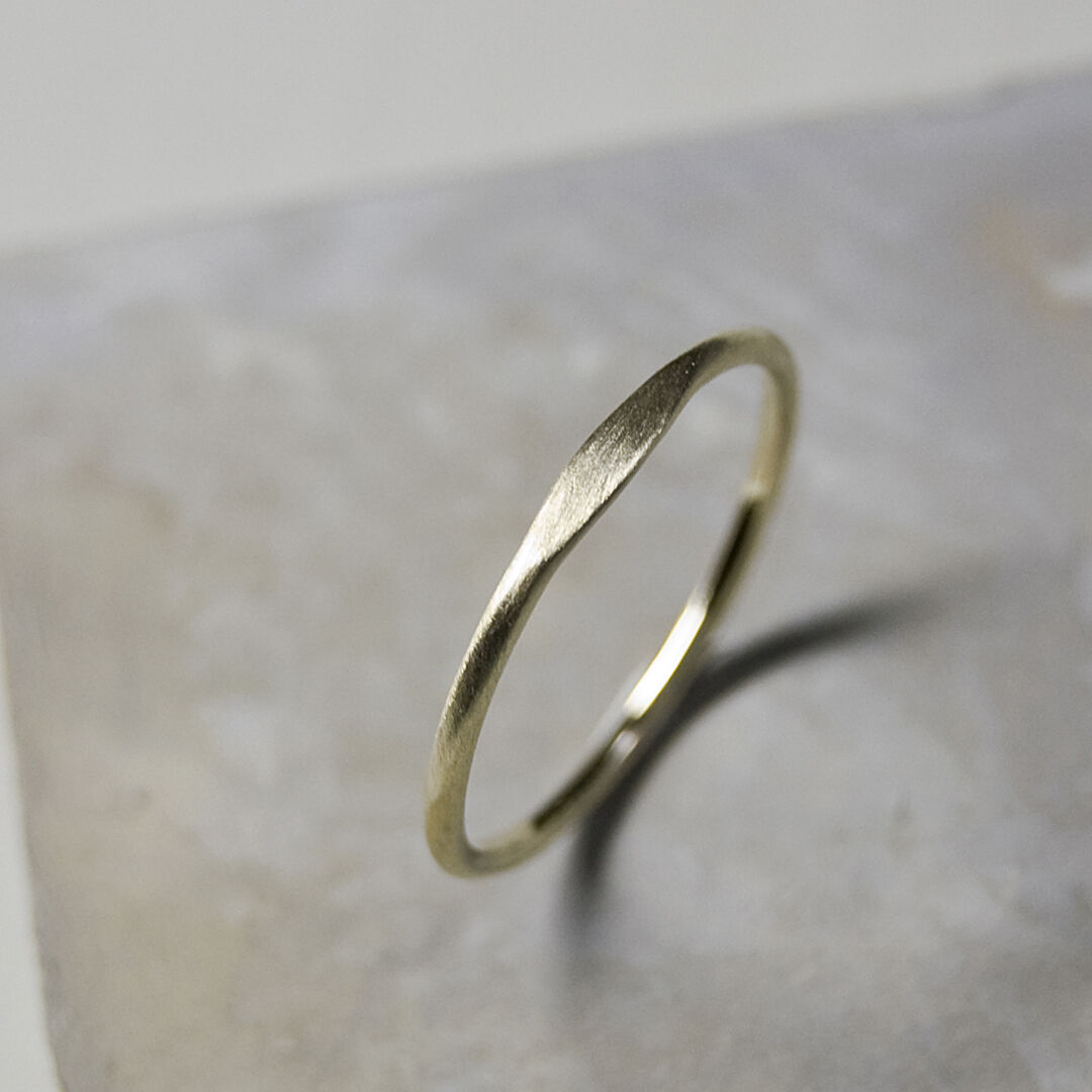 K10YGイエローゴールドワンポイント槌目プレーンリング 1.2mm幅