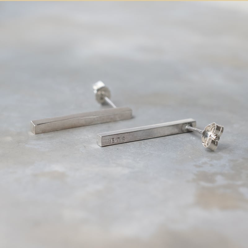 シルバースクエアスティックピアス 2.0mm幅×20mm 鏡面 1ペア