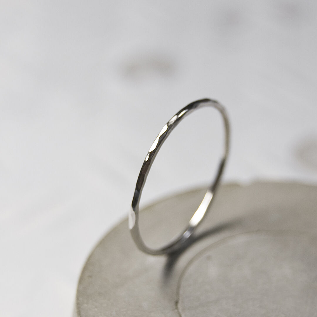 プラチナpt900リング 槌目 幅4.2㎜ 9.5号アップ 5.66 g プラチナpt900