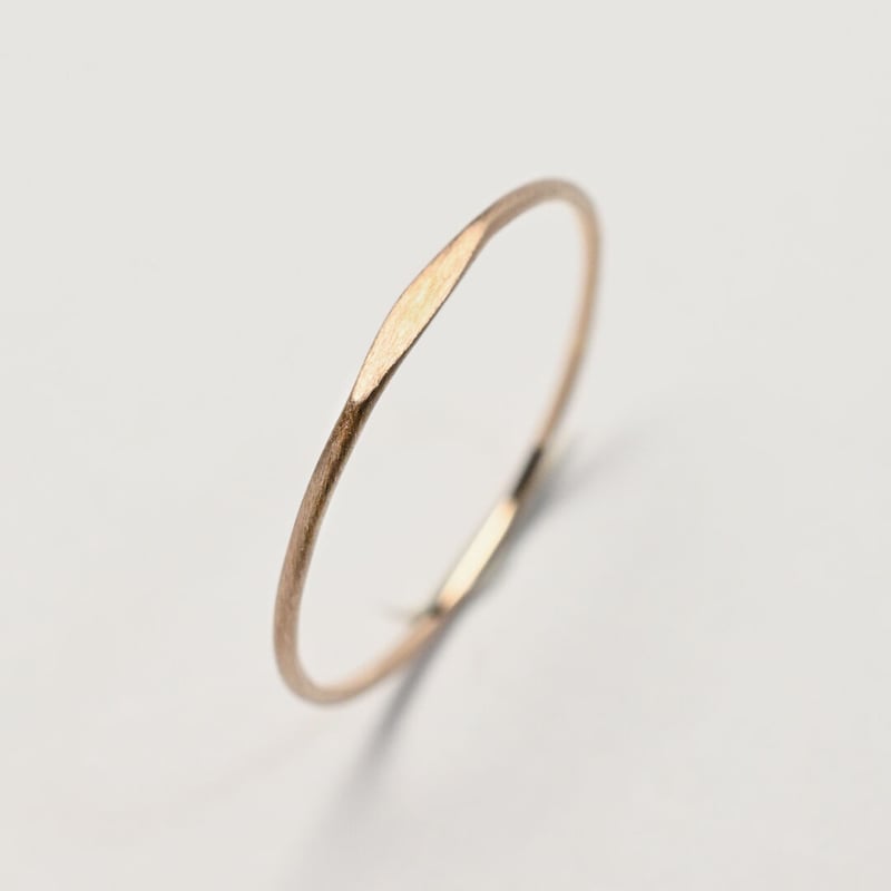 K18PGピンクゴールドワンポイント槌目プレーンリング 0.8mm幅 つや消し