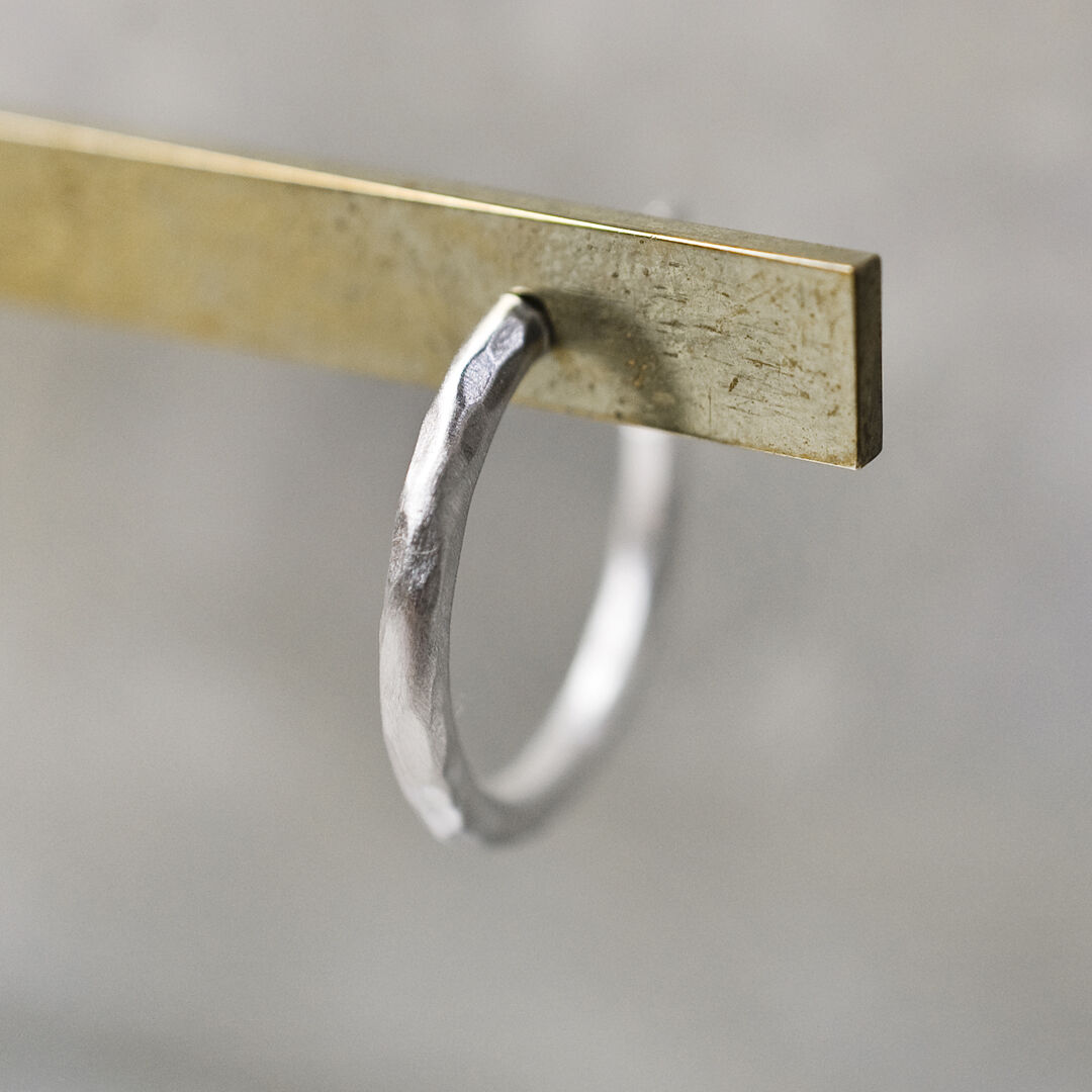 K18 ピアス　槌目　フープ　幅5㎜ 直径23㎜　5g オリジナル　手作り シルバーラウンドプレーンフープピアス 2.0mm幅 つや消し槌目｜WKH