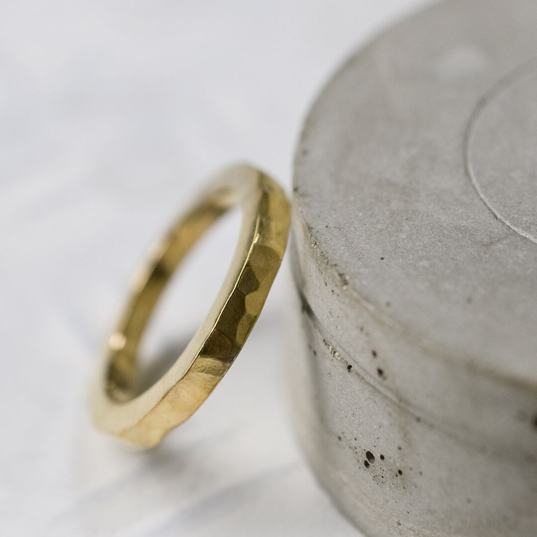 K24GPゴールドシックフラットリング 2.5mm幅 槌目 3号～27号｜WKH