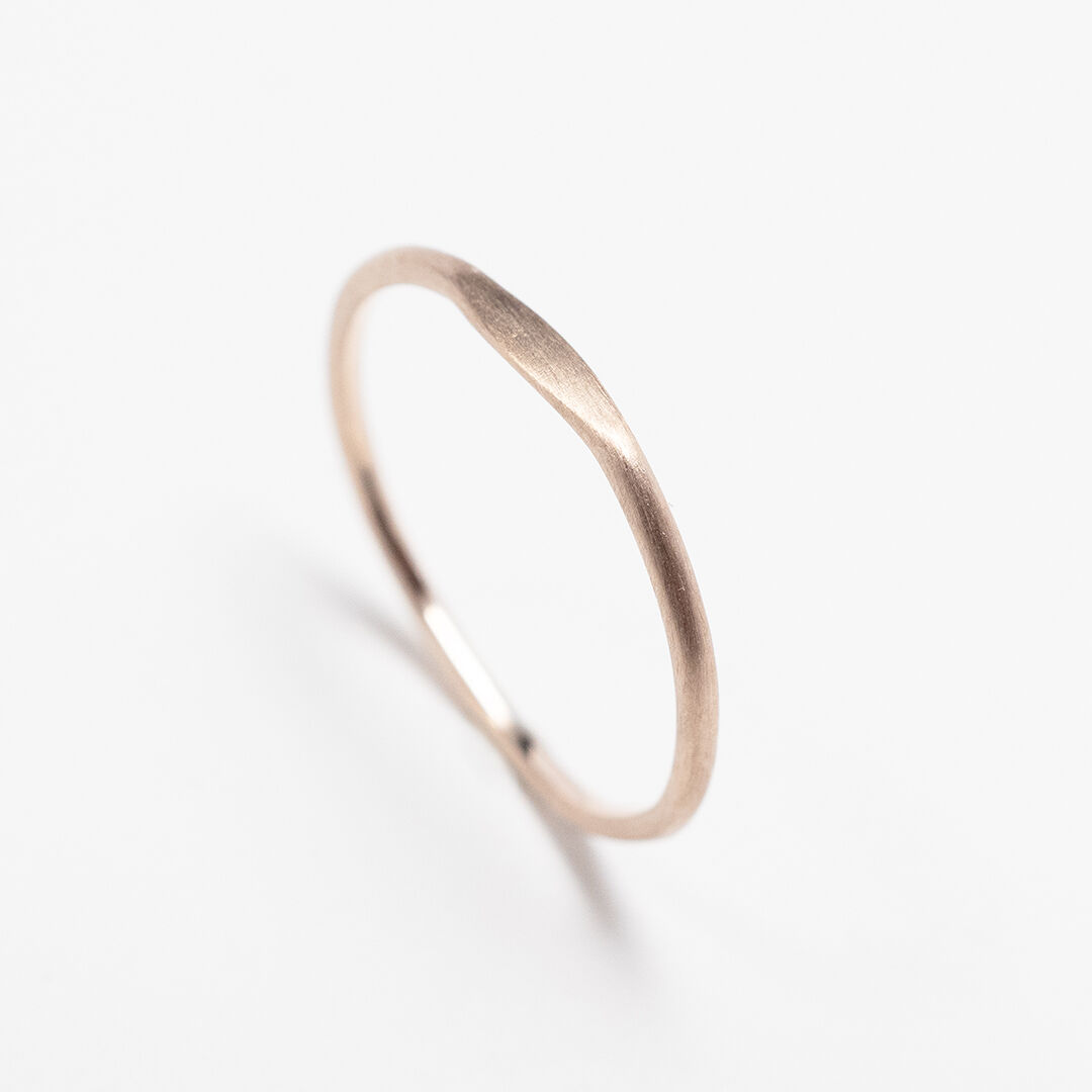 K18PGピンクゴールドワンポイント槌目プレーンリング 1.2mm幅 つや消し