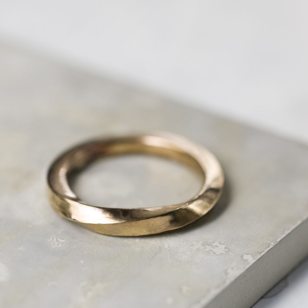 PGPピンクゴールドスクエアワンポイントハーフツイストリング 2.5mm幅