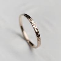 PGPピンクゴールドシンフラットリング 2.0mm幅 縦槌目 3号～27号｜WKH PGP THIN FLAT RING 2.0 bs vertical hammer｜FA-759