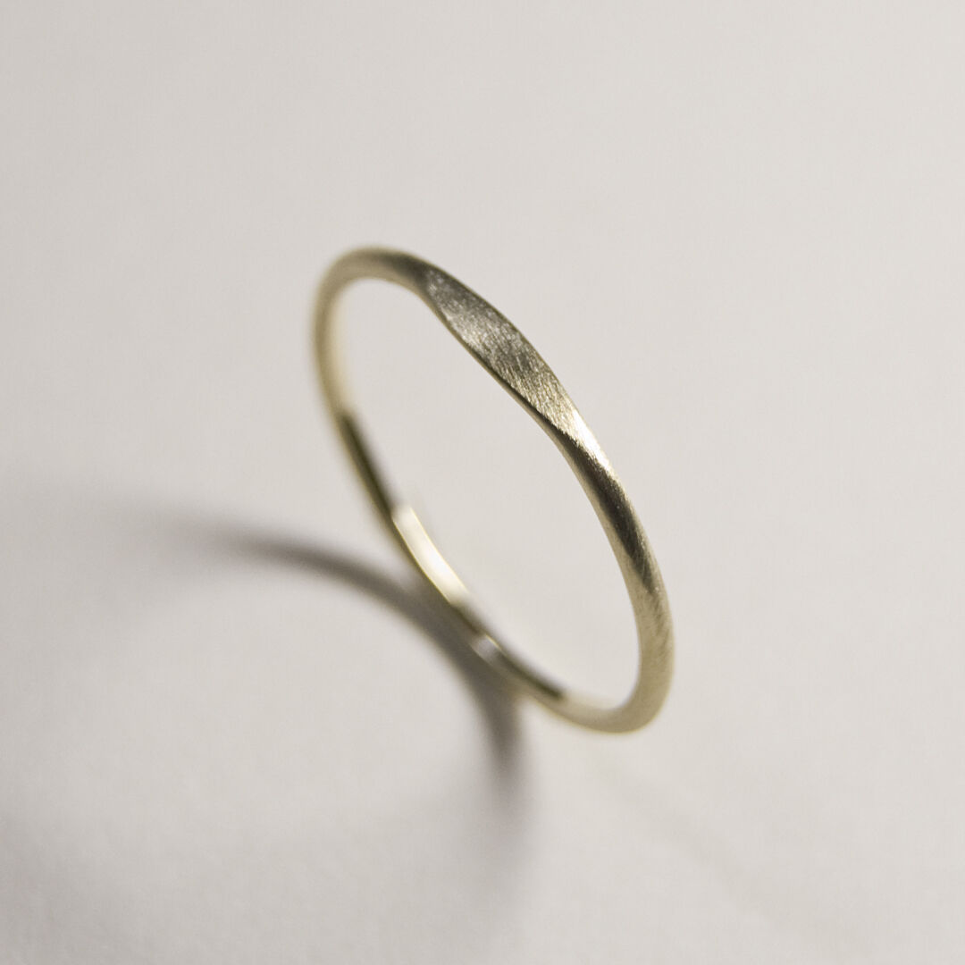 K10YGイエローゴールドワンポイント槌目プレーンリング 1.2mm幅