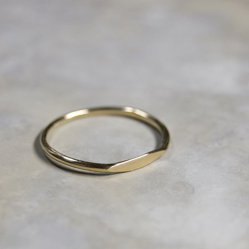K18YGイエローゴールドワンポイント槌目プレーンリング 1.2mm幅 鏡面 3