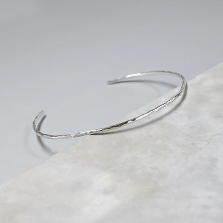 シルバーラウンドプレーンバングル 1.5mm幅 槌目｜FA-1094