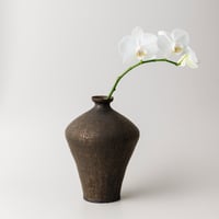 境道一　マンガン釉一輪挿し