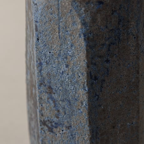 田鶴濱守人　呉須灰釉面取り花器