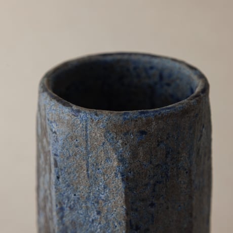 田鶴濱守人　呉須灰釉面取り花器