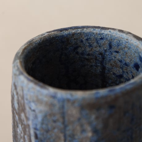 田鶴濱守人　呉須灰釉面取り花器