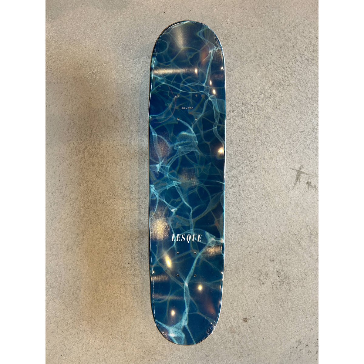LESQUE スケートボードデッキ 7.0インチ AQUA FLOW (W:7.0 L:28.