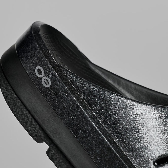 OOFOS (ウーフォス) OOmega OOahh Luxe - Black Sparkle