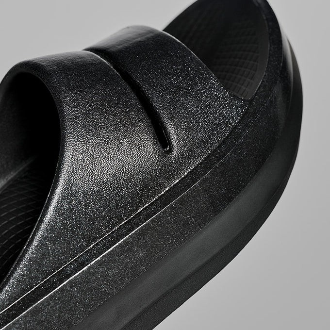 OOFOS (ウーフォス) OOmega OOahh Luxe - Black Sparkle