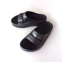 OOFOS (ウーフォス) OOmega OOahh Luxe - Black Sparkle ｰ ウーフォス ウーメガ ウーアー ラックス 厚底リカバリーサンダル
