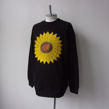 its inconspicuous presence Niche (ニッチ) EMB SWEAT - BIG SUN FLOWER  / F21-igac-06 /ニッチ　トレーナー