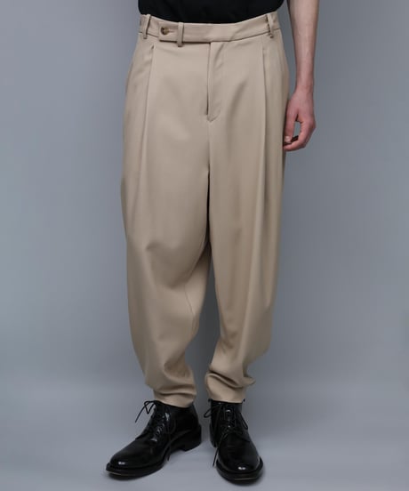 RECYCLE POLYESTER 2-TUCK TAPERED PANTS/BEIGE