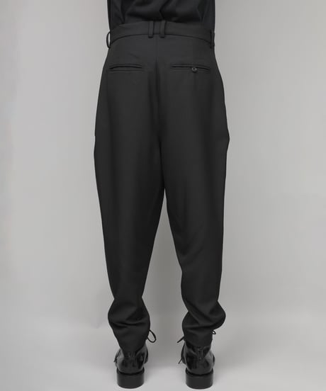 RECYCLE POLYESTER 2-TUCK TAPERED PANTS/BLACK