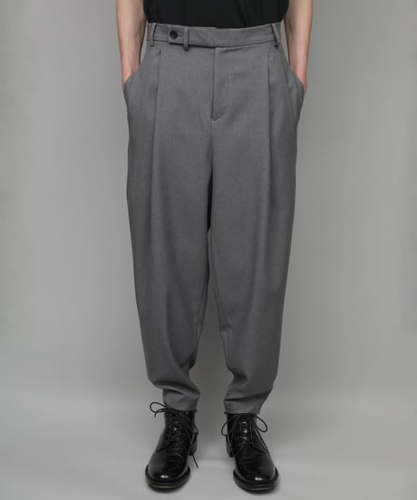 RECYCLE POLYESTER 2-TUCK TAPERED PANTS/GRAY
