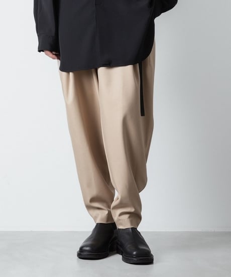RECYCLE POLYESTER 2-TUCK TAPERED PANTS/BEIGE