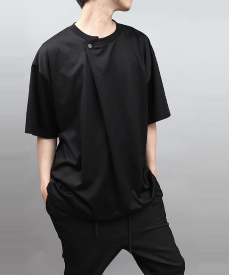 METALCOLOR BUTTON DRAPE T-SHIRT/BLACK