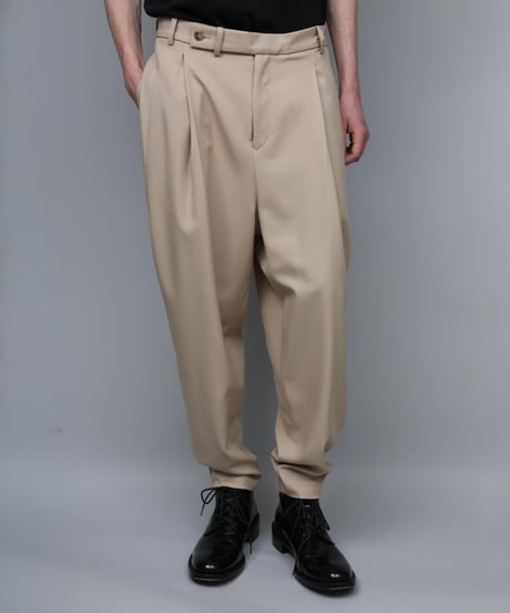RECYCLE POLYESTER 2-TUCK TAPERED PANTS/BEIGE